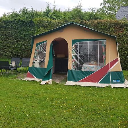 Basic Ingerichte Vouwwagen Op Camping Westenenk, Wijster Bagian luar foto