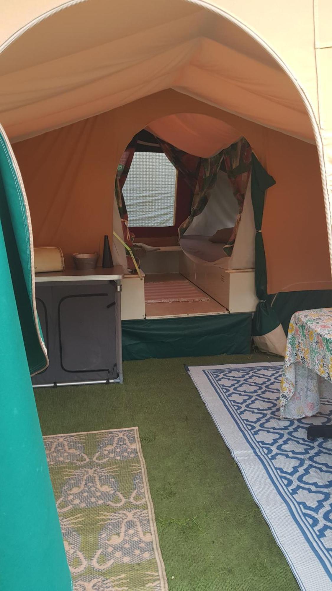 Basic Ingerichte Vouwwagen Op Camping Westenenk, Wijster Bagian luar foto
