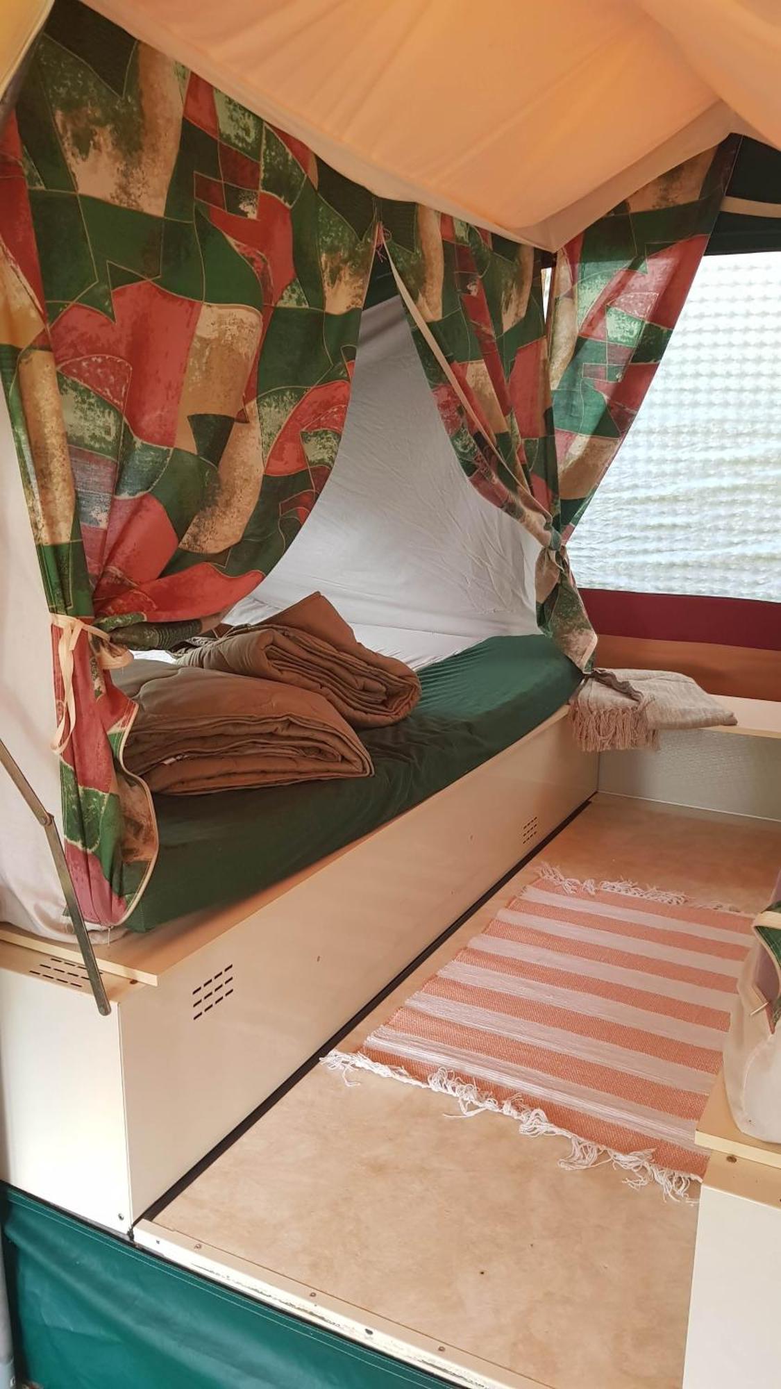 Basic Ingerichte Vouwwagen Op Camping Westenenk, Wijster Bagian luar foto