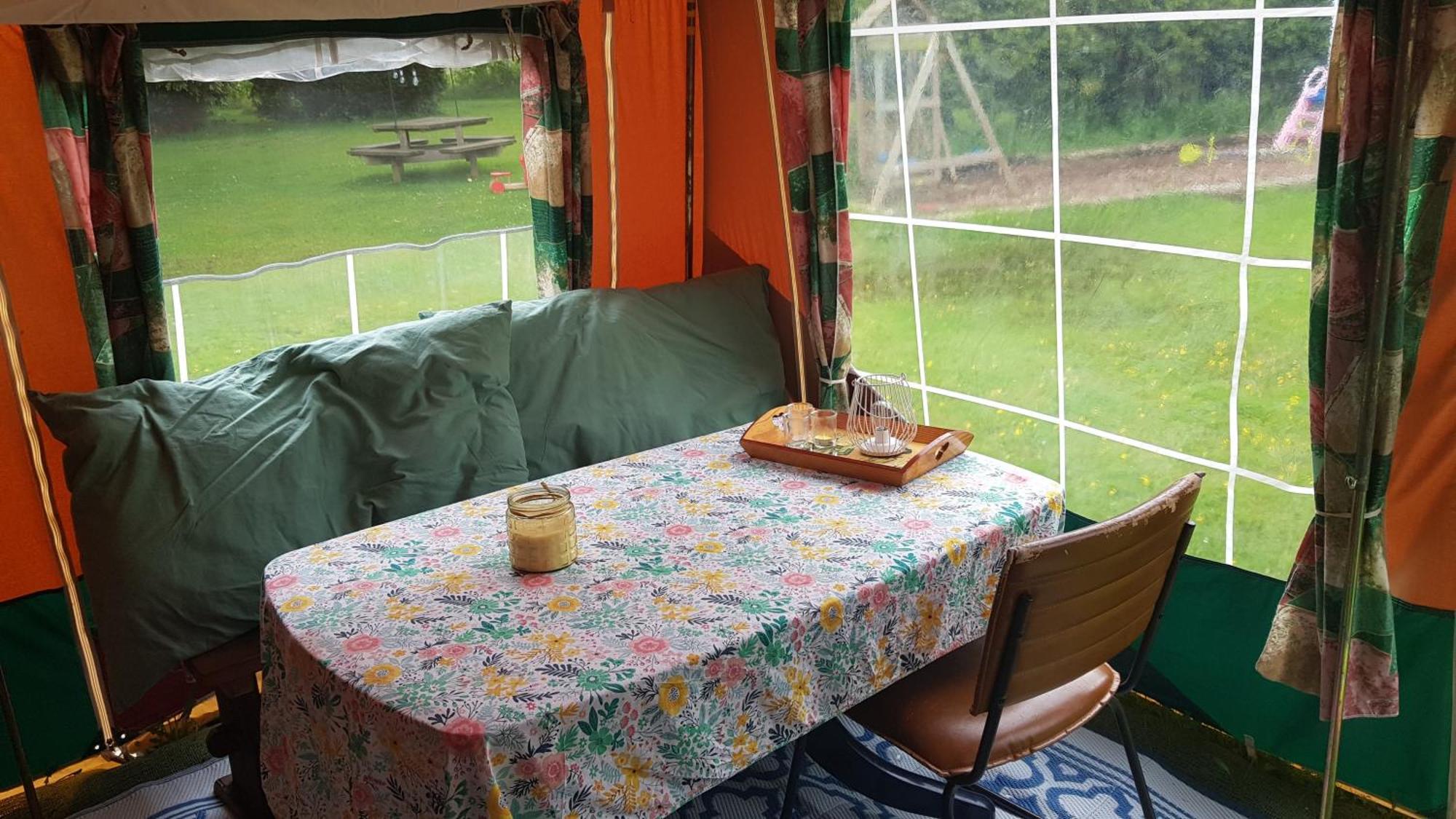 Basic Ingerichte Vouwwagen Op Camping Westenenk, Wijster Bagian luar foto