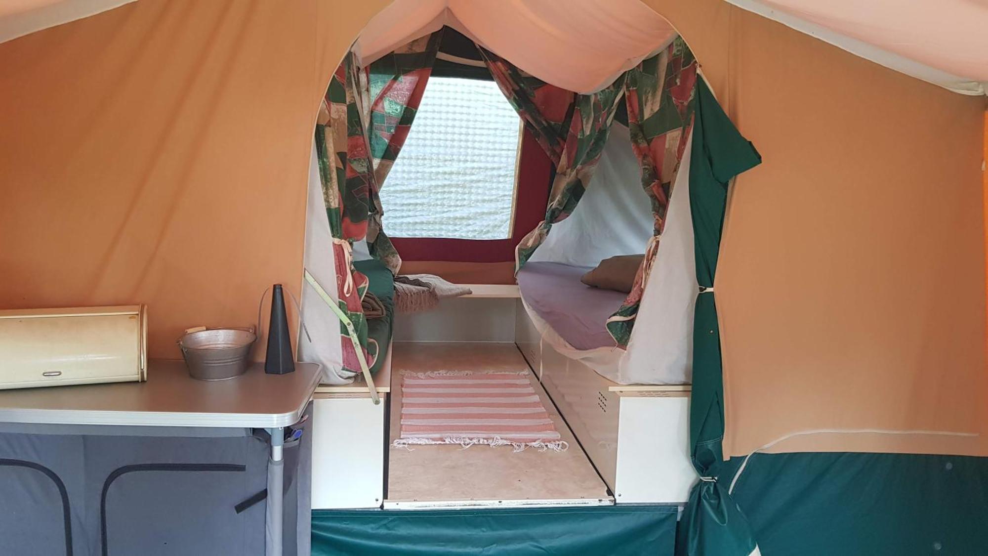 Basic Ingerichte Vouwwagen Op Camping Westenenk, Wijster Bagian luar foto