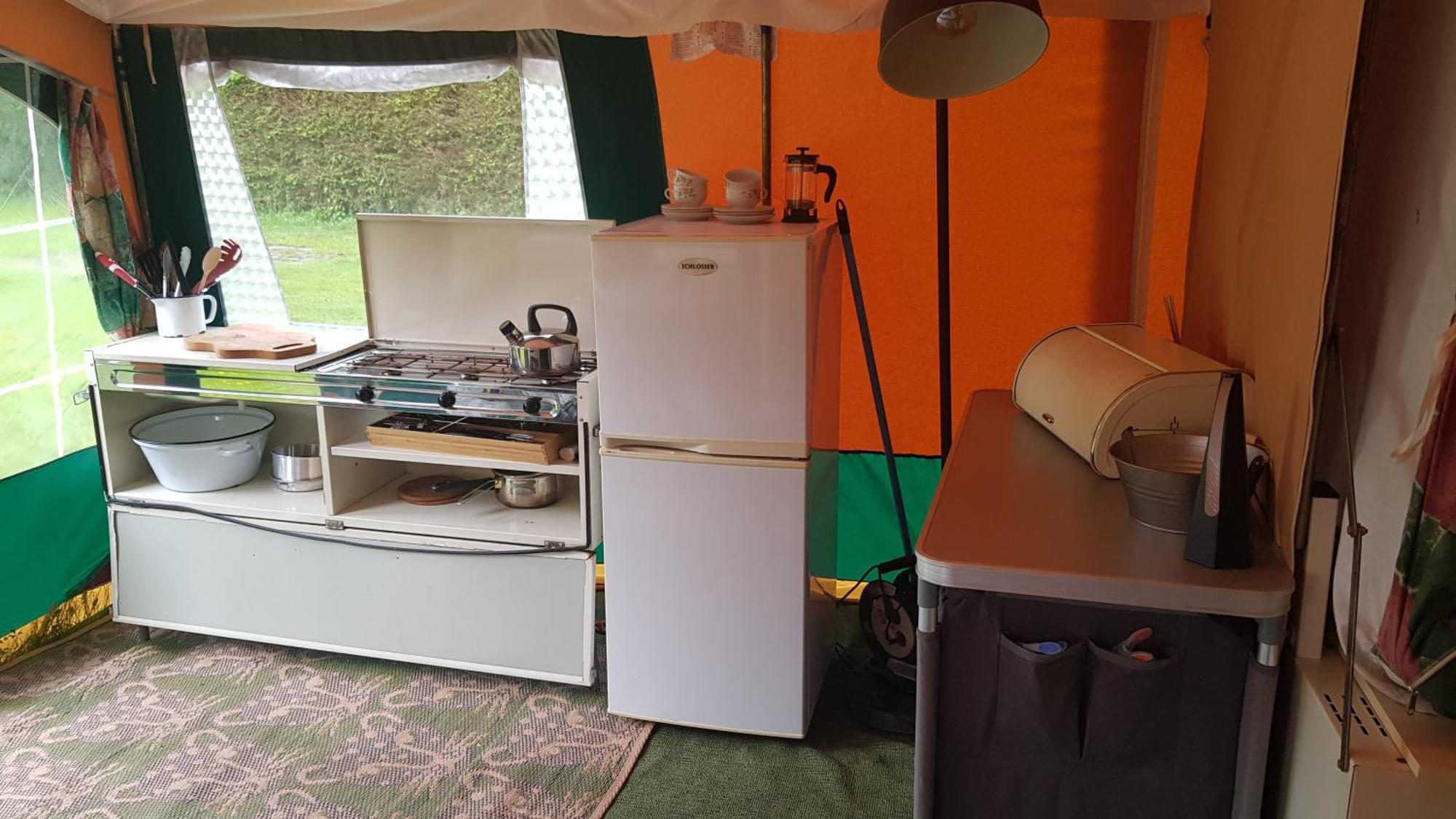 Basic Ingerichte Vouwwagen Op Camping Westenenk, Wijster Bagian luar foto