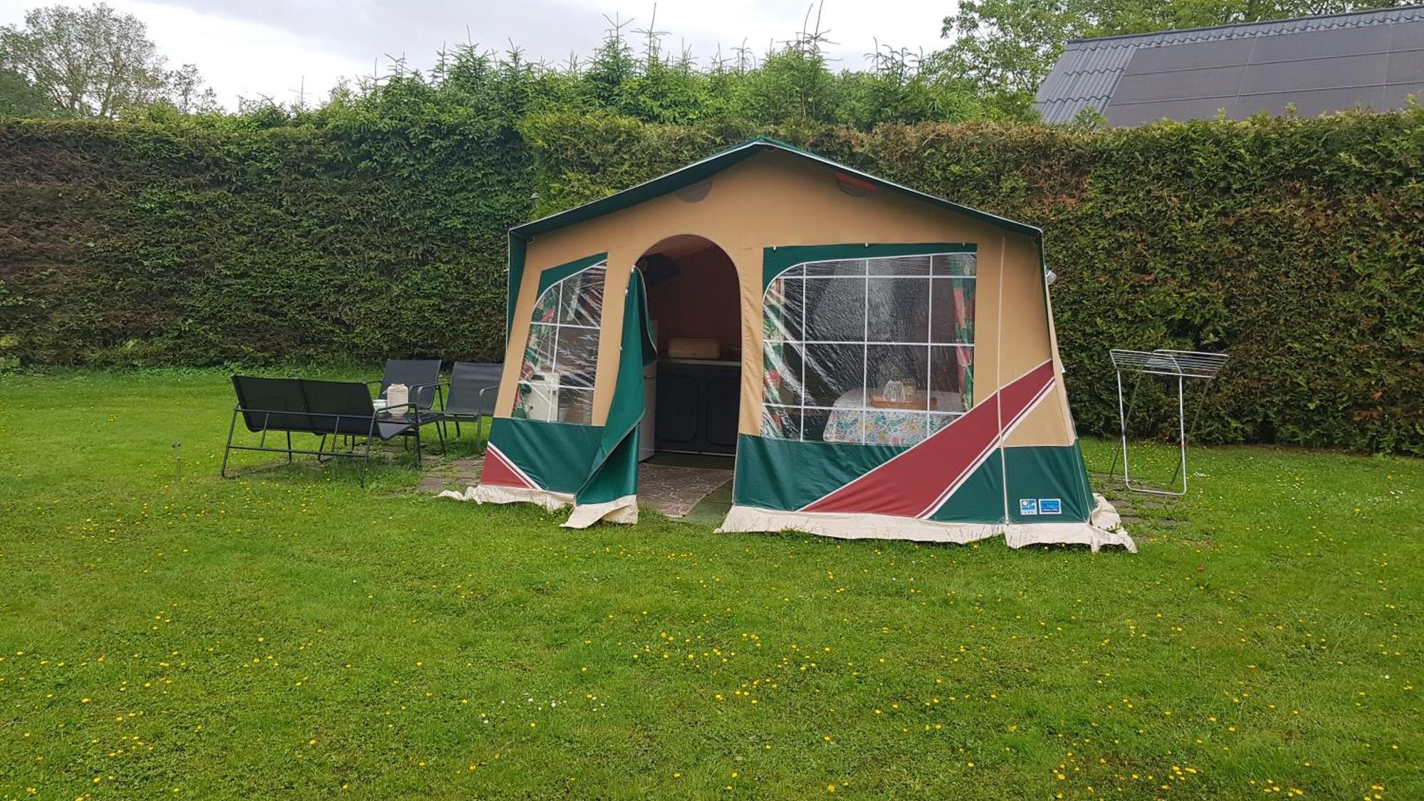 Basic Ingerichte Vouwwagen Op Camping Westenenk, Wijster Bagian luar foto